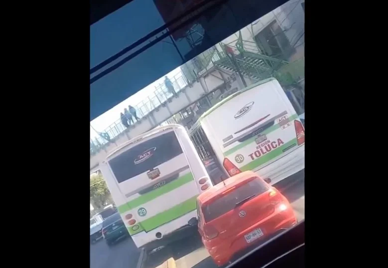 Camioneros ponen en peligro a pasajeros