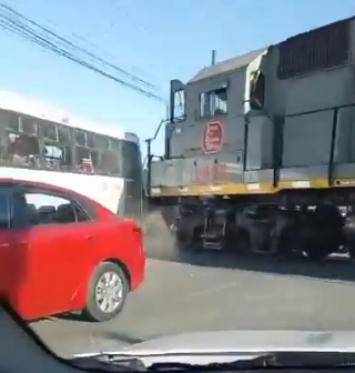 VIDEO: Tren embiste a autobús en Santa Catarina, Nuevo León