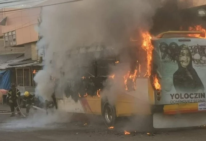 Camión urbano arde en llamas frente al Mercado Central