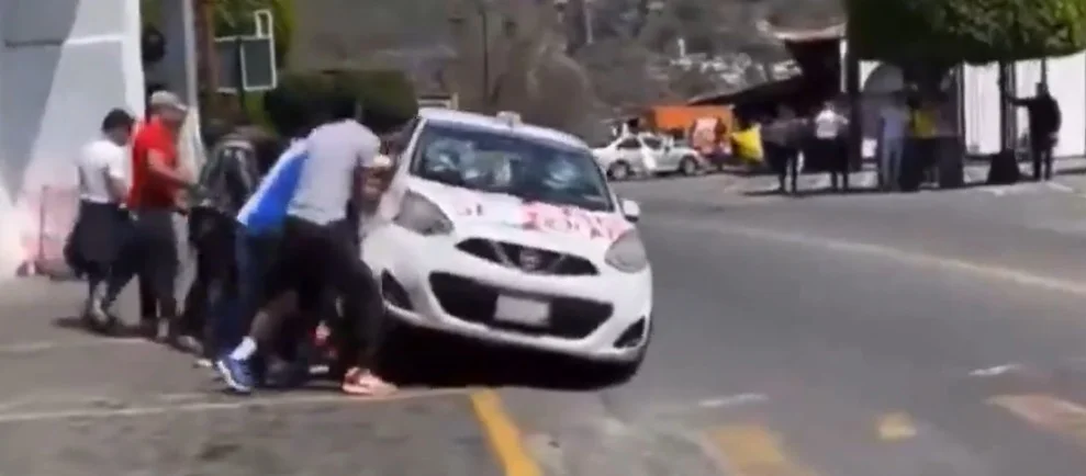 familiares destruyen autos en protesta en Taxco