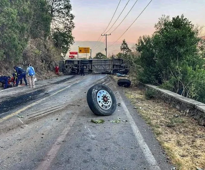 Tragedia en la Carretera: Volcadura de autobús en Malinalco deja 14 fallecidos y 31 heridos