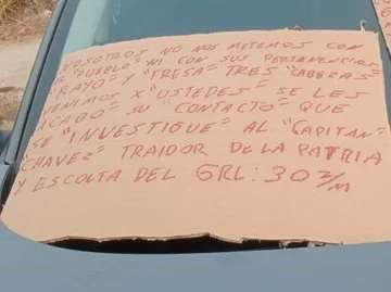 Misterio sangriento: Automóvil abandonado con cartulinas y manchas en Tabasco