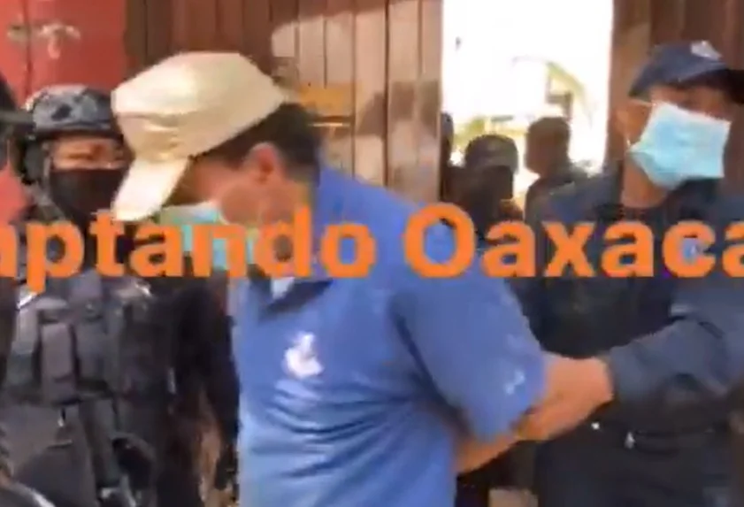 ¡Confusión Explosiva! Mujer golpea por error a Policía en Capital de Oaxaca