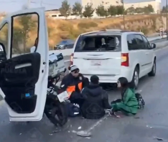 ¡Caos en el Periférico! Dos heridos tras choque motocicleta-camioneta en Puebla