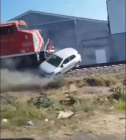 ¡Alerta en Jalisco! Impactante accidente por intentar ganarle al tren