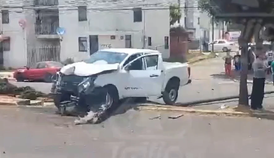 Impactante choque en Xonacatepec: Conductor herido y poste derribado