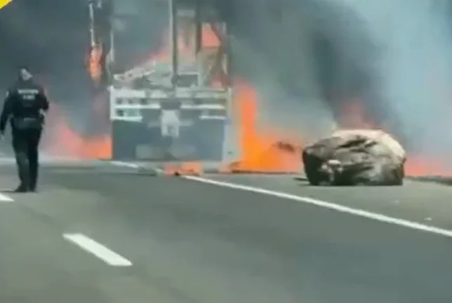¡Milagro en la Carretera! Camioneta escapa de un incendio en Pátzcuaro
