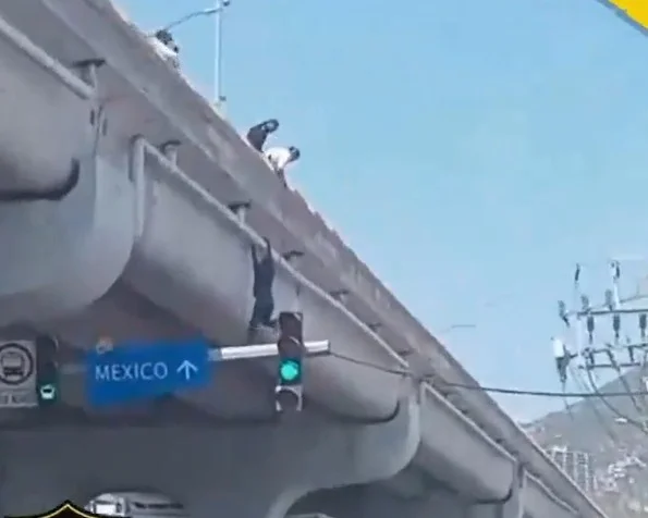 ¡Desafiando la gravedad! Hombre en pedo salta del Puente Bicentenario en Acapulco