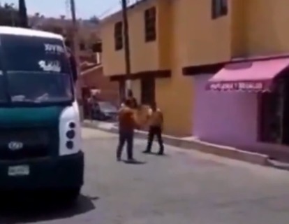 Riña entre conductores de transporte público en Oaxaca