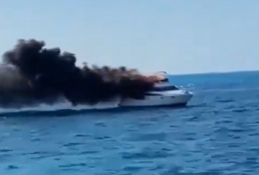 VIDEO: Lujoso yate se quema en medio del mar cerca a Cancún