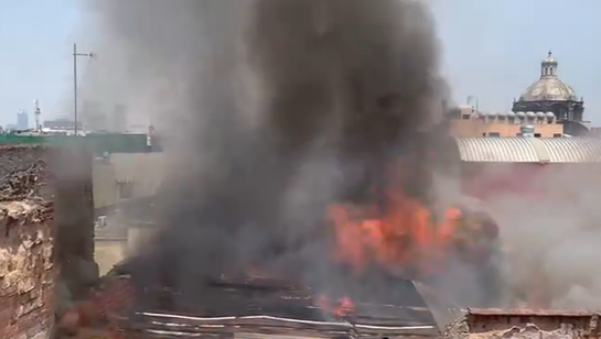 Fuerte incendio en edificio colapsa centro de CDMX