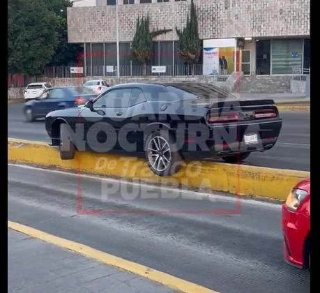 ¡Atención! Conductor queda atrapado tras choque en Puebla