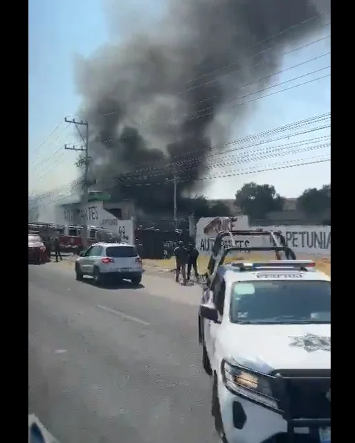 ¡Caos en el Yonke! Incendio devasta autopartes en Guanajuato