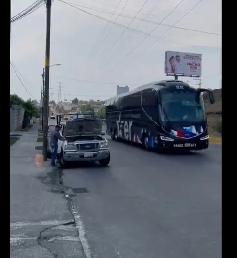 ¡Caos en Puebla! Camioneta varada provoca congestionamiento en avenida de Las Torres