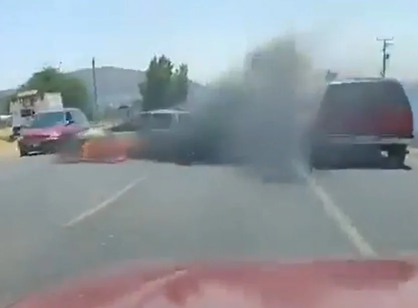 Violencia desatada en Michoacán: Bandidos roban y queman vehículos en carretera Tarímbaro