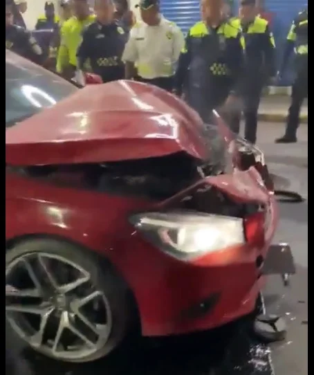 ¡Accidente en la Huida! Mujer impacta su coche contra grúa en retén de tránsito