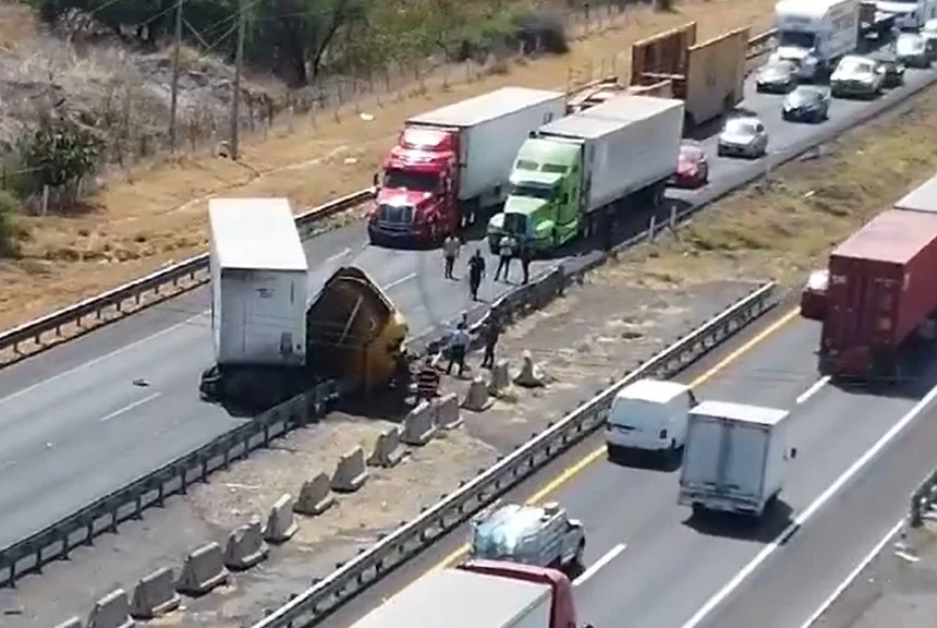 Caos en la autopista: Tráfico intermitente tras accidente en Salamanca – Querétaro