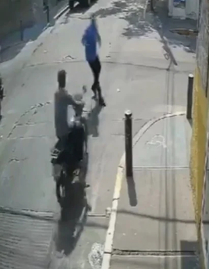 Caos en Tlajomulco: Peatón vs motociclista en cruce peligroso
