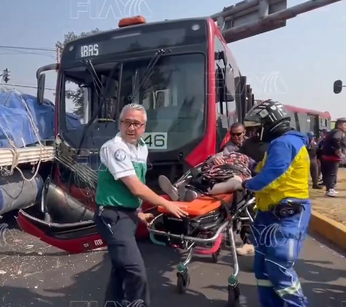 ¡Imprudencia al volante! Choque entre Metrobús y camión de cemento deja 6 lesionados en CDMX