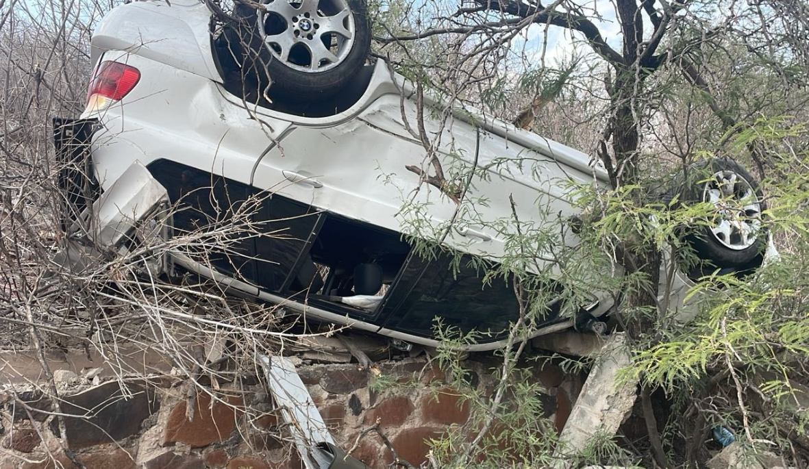 Joven conductor pierde la vida tras volcadura de camioneta BMW en Jocotepec