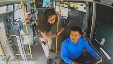 VIDEO: Mujer agrede chofer de bus por exceso de velocidad