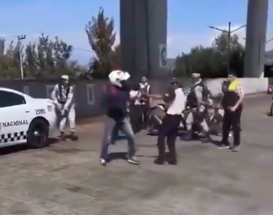 Enfrentamiento entre guardias y motociclistas en autopista México Cuernavaca