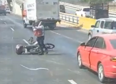 Aceite en carretera provoca accidente de motociclista cerca del Aeropuerto de Chapala