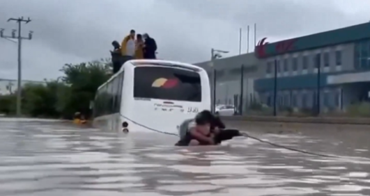 Conductor pone en riesgo pasajeros al intentar cruzar tramo inundado