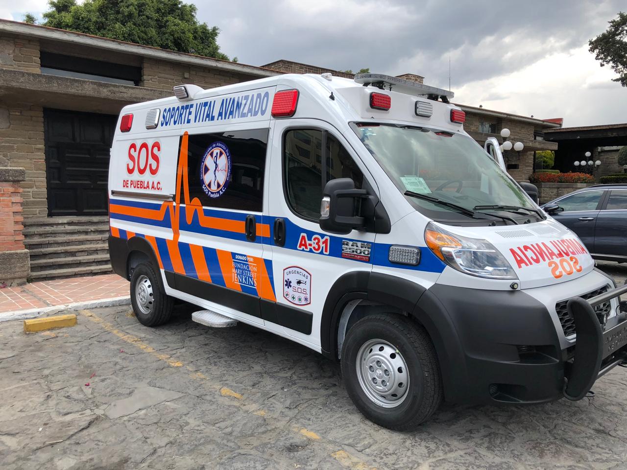 Ruta 11 choca y vuelca ambulancia en Puebla; tres lesionados