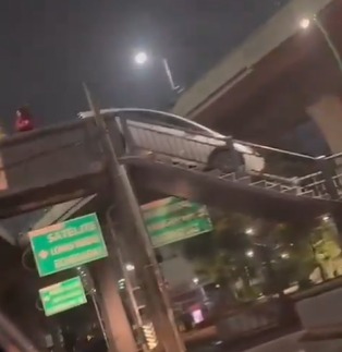 ¡Insólito! Automovilista intenta cruzar puente peatonal en Naucalpan… ¡en su carro!