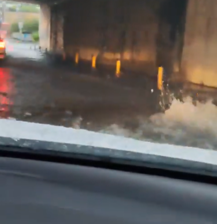 Intensas lluvias inundan el puente de Tabachines en Cuernavaca