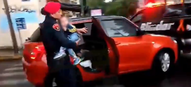 Rescatan a niño de coche que fue robado en la CDMX