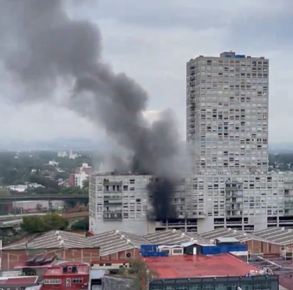 Fuerte incendio en torre de departamentos en avenida Jardín