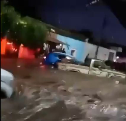 Fuertes lluvias en Jocotepec provocan inundaciones y arrastran vehículos en la calle