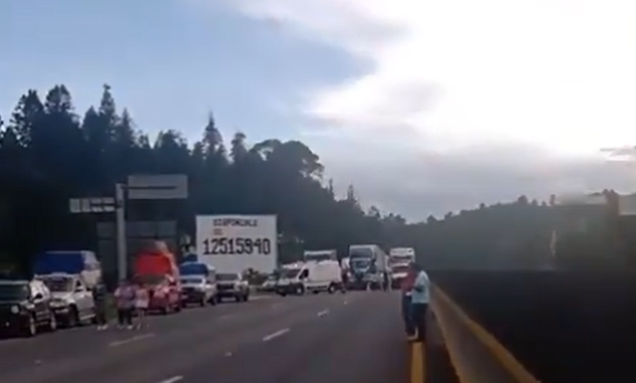 Autopista México-Puebla bloqueada: ¡Más de 4 horas de caos!