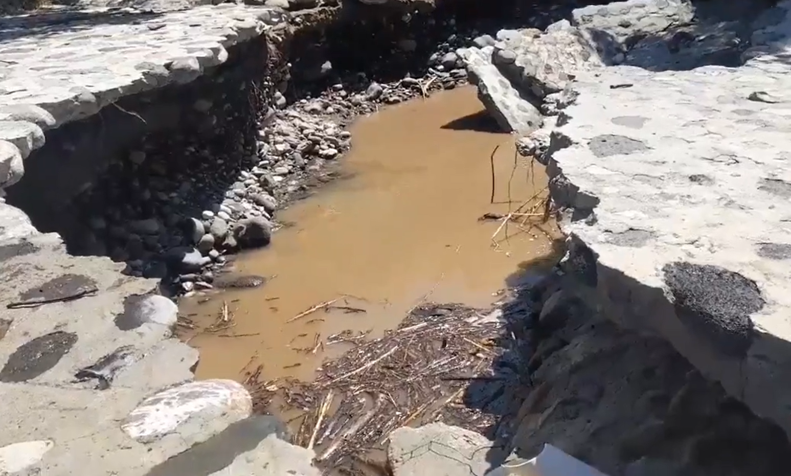 ¡Puente colapsado en Coatlán del Río!