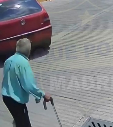 Adulto mayor casi es atropellado por conductor imprudente en Tultitlán