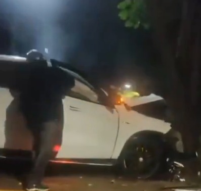 Conductor abandona lujoso BMW tras fuerte accidente en Cuernavaca