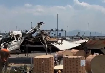 Camión cargado con rollos de papel se vuelca en glorieta del AIFA y deja un lesionado