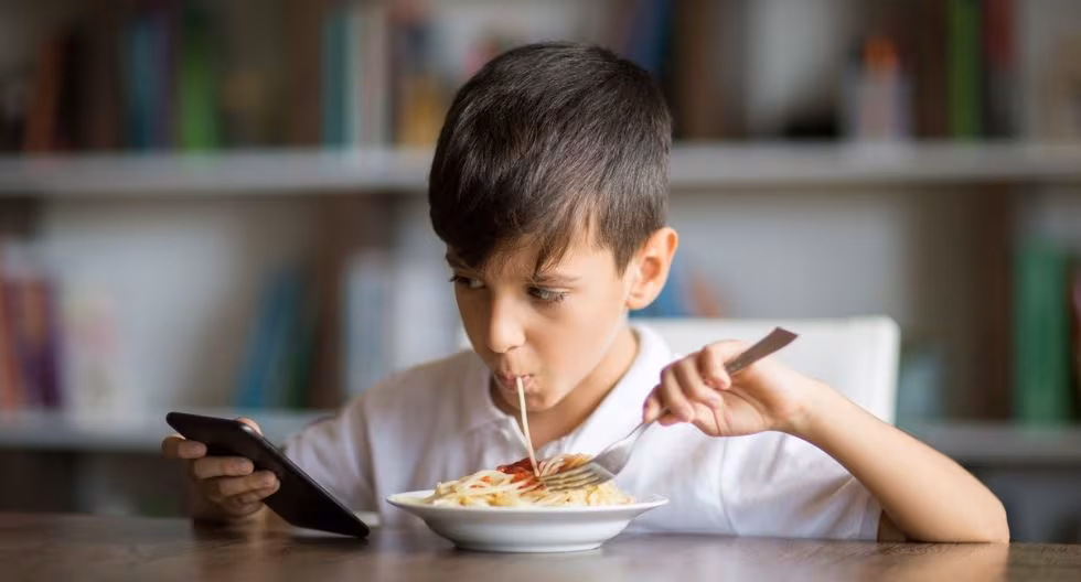Comer en la mesa sin celular: un hábito que mejora tu salud