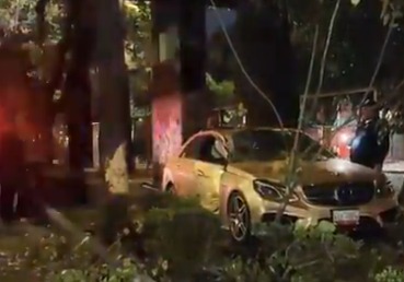 Mercedes-Benz termina sobre el camellón en Azcapotzalco; ocupantes abandonan el vehículo