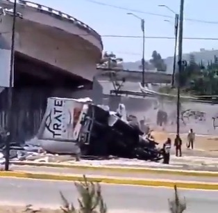 Tráiler cae de puente en límites de Puebla y Amozoc; reportan heridos y actos de rapiña