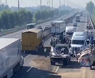 Volcadura de pipa genera fuerte congestión vial en la autopista México-Puebla