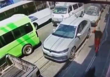 Buscan a trabajadora de limpia que recogió bolsa con dinero extraviada en el Centro de Puebla