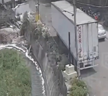 Joven se salva de milagro tras volcar su vehículo en Naucalpan