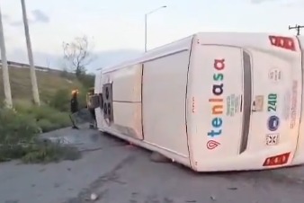 Volcadura de camión de personal deja al menos 20 trabajadores lesionados
