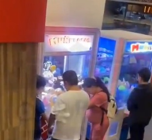 Presunto robo de peluches en centro comercial involucra a una menor