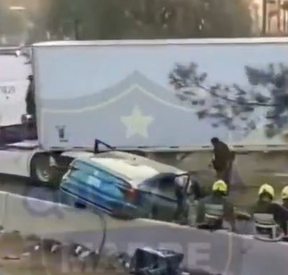 Accidente vial entre tráiler y automóvil en la autopista México-Querétaro
