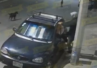Robo en Ixtapaluca: sujeto rompe ventana de vehículo para sustraer objetos