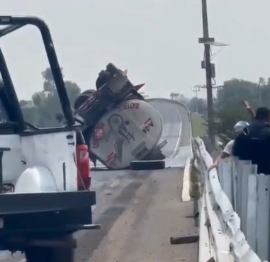 Volcadura de pipa con más de 25 mil litros de gasolina provoca cierre en Circuito Mexiquense, Edomex